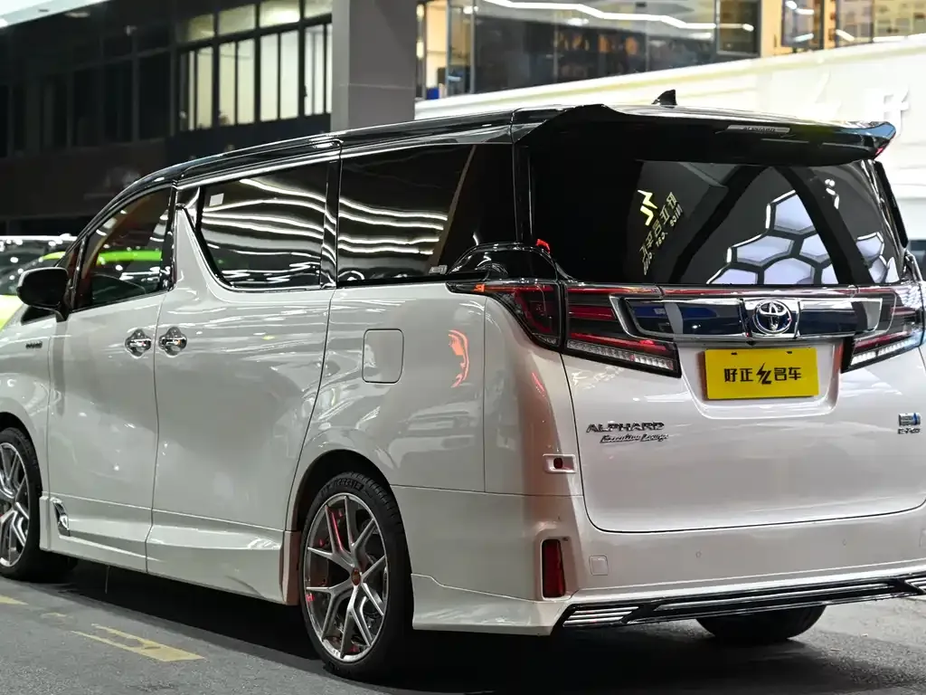 Toyota Alphard — фото 4
