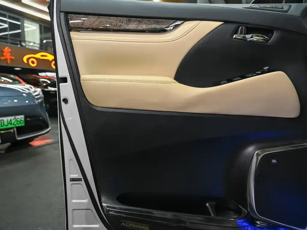 Toyota Alphard — фото 6