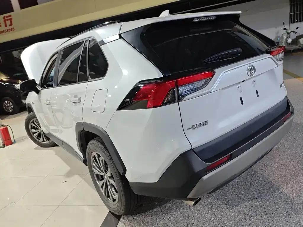 Toyota RAV4 — фото 7