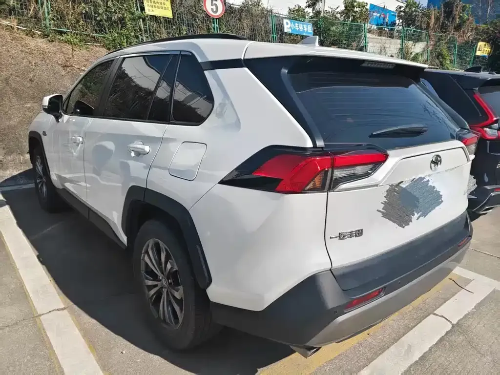 Toyota RAV4 — фото 9