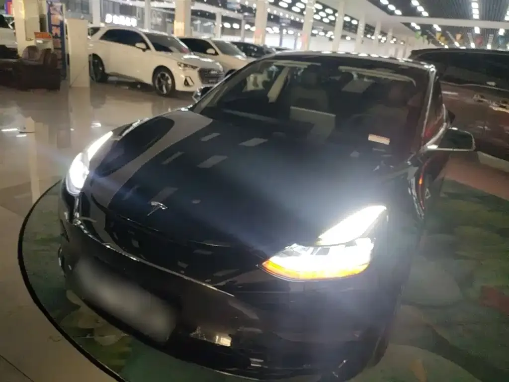 Tesla Model 3 — фото 1