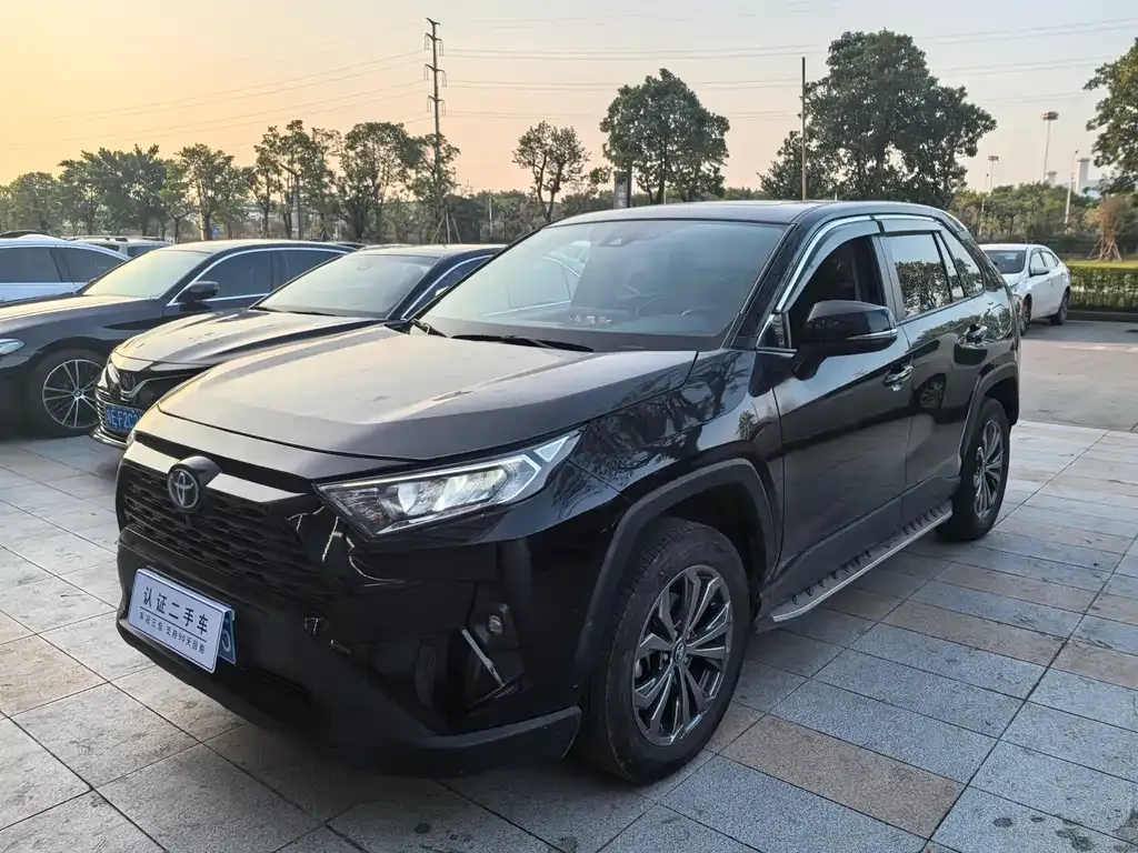 Toyota RAV4 — фото 1
