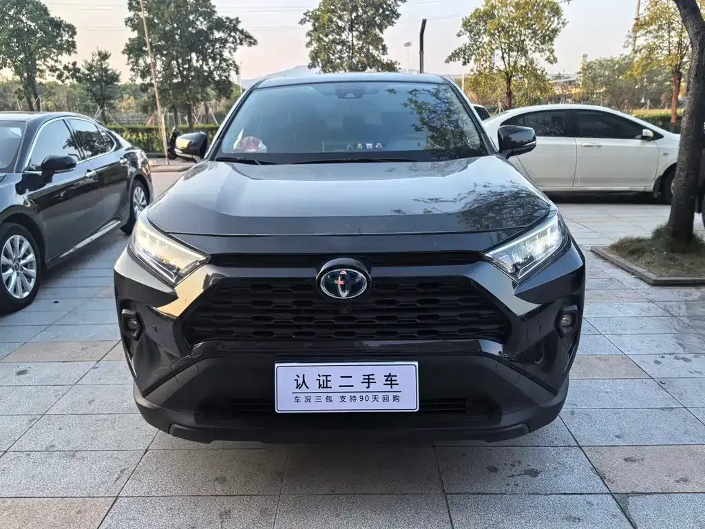 Toyota RAV4 — фото 8