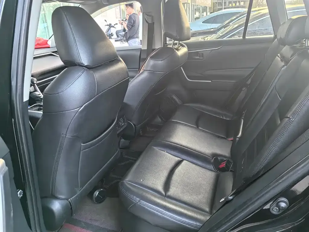 Toyota RAV4 — фото 10