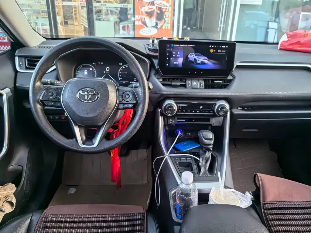 Toyota RAV4 — фото 7
