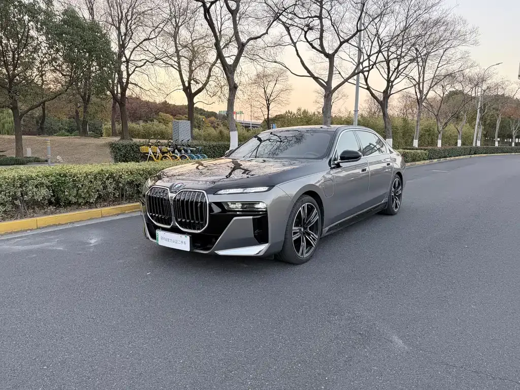 BMW i7 — фото 1