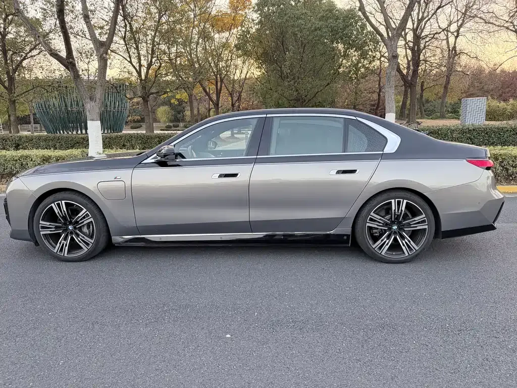 BMW i7 — фото 10