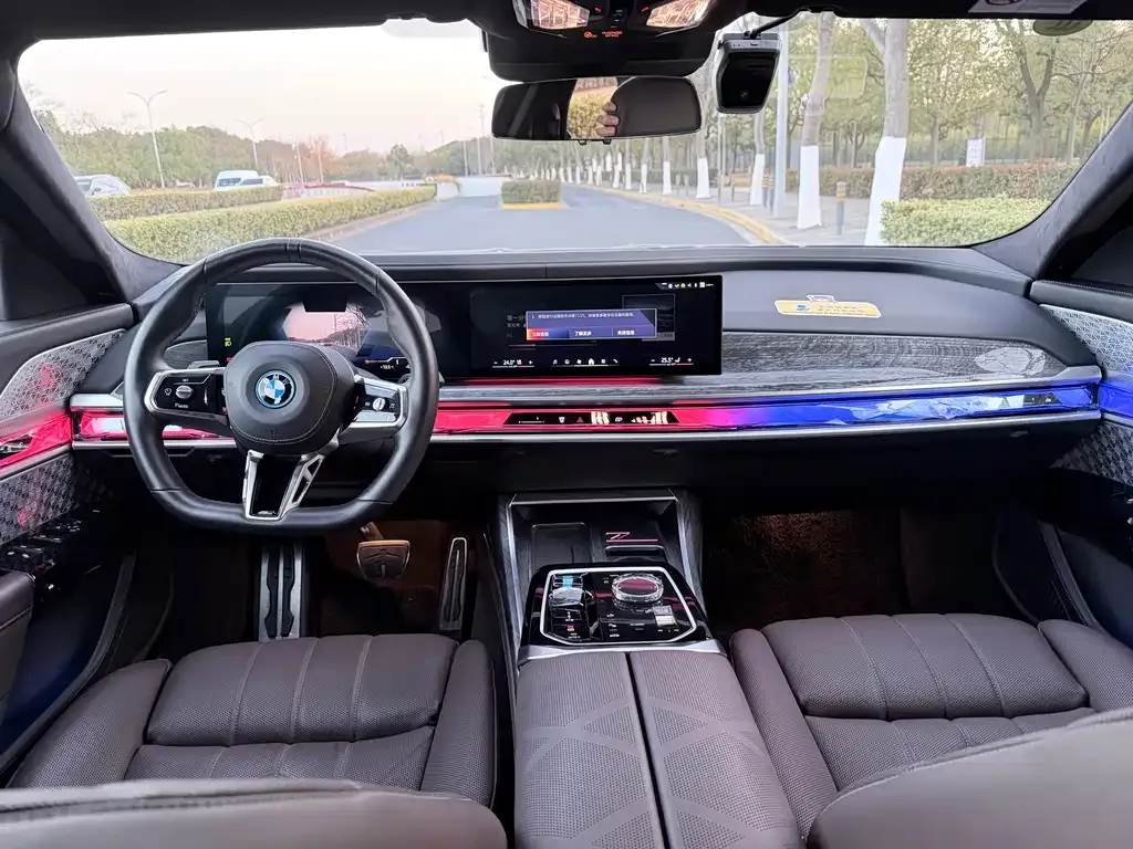 BMW i7 — фото 6
