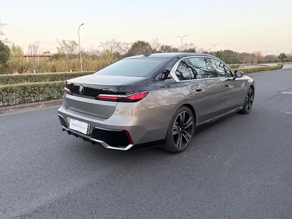 BMW i7 — фото 7