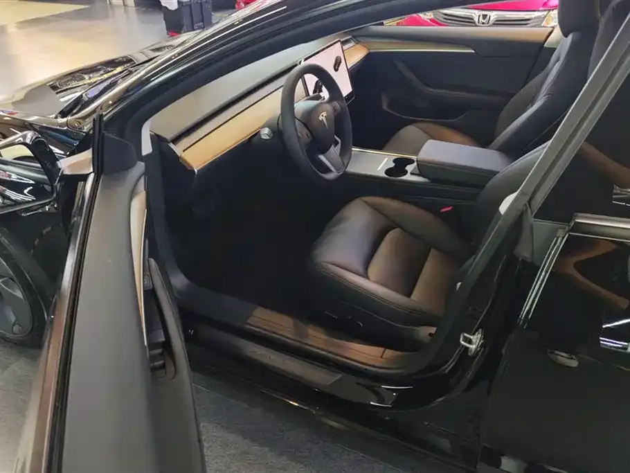Tesla Model 3 — фото 4