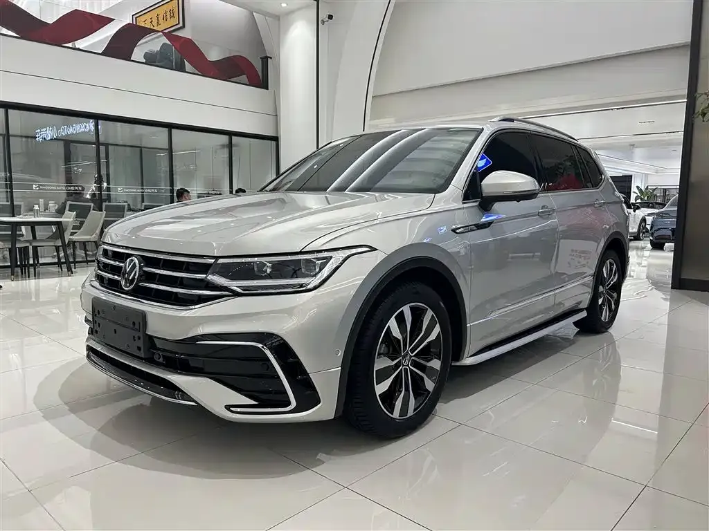 Volkswagen Tiguan L — фото 1