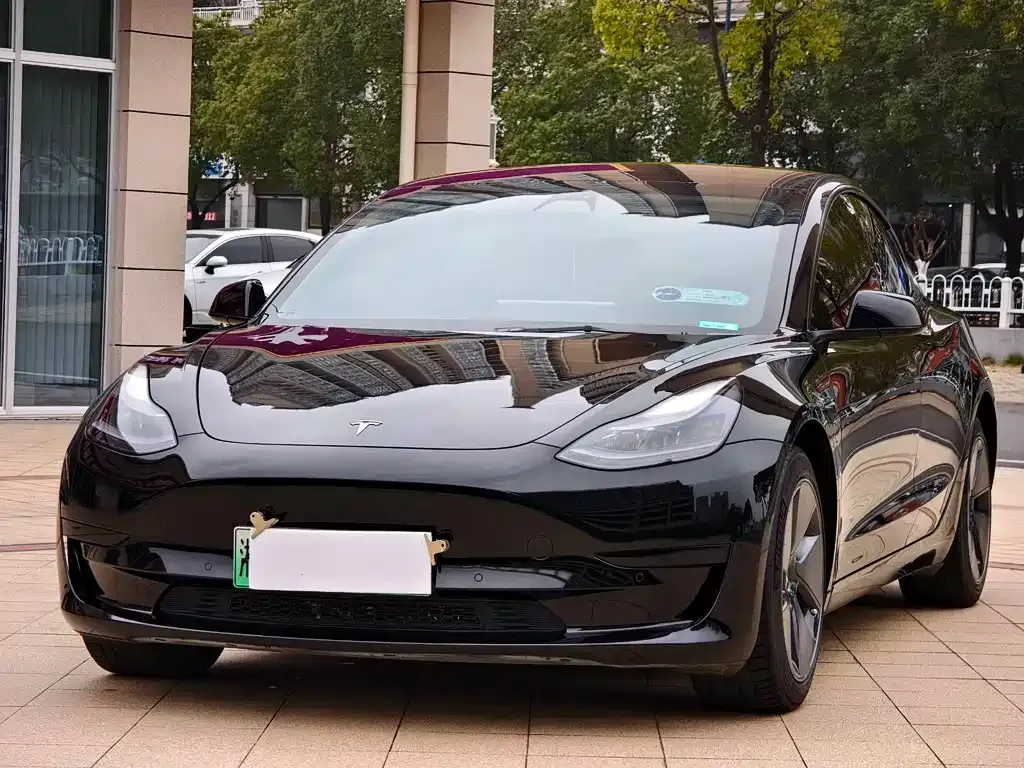 Tesla Model 3 — фото 1