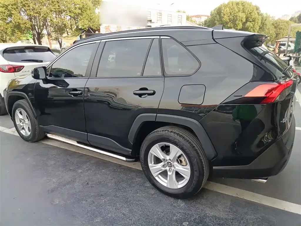Toyota RAV4 — фото 6