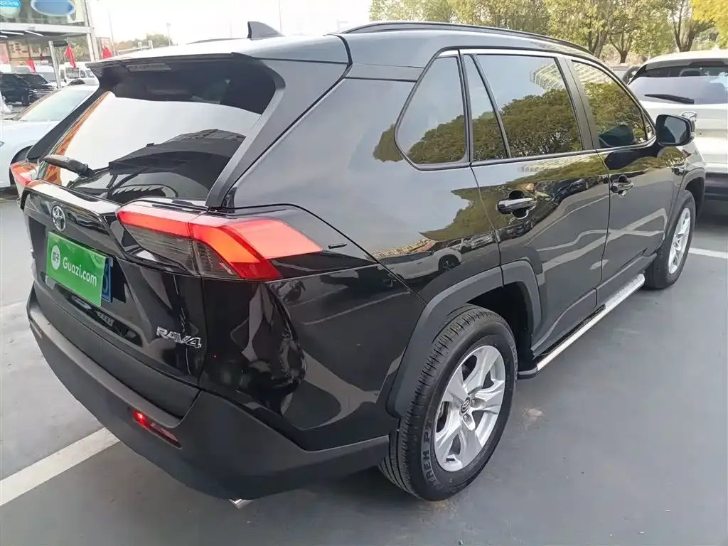 Toyota RAV4 — фото 7