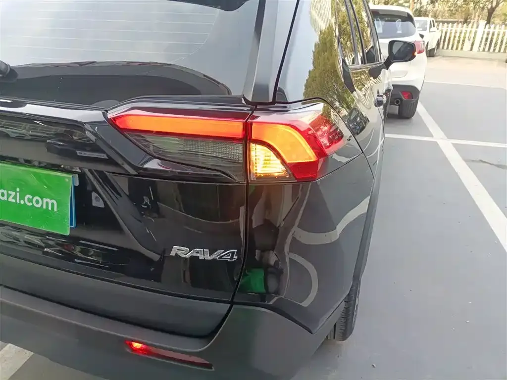 Toyota RAV4 — фото 10