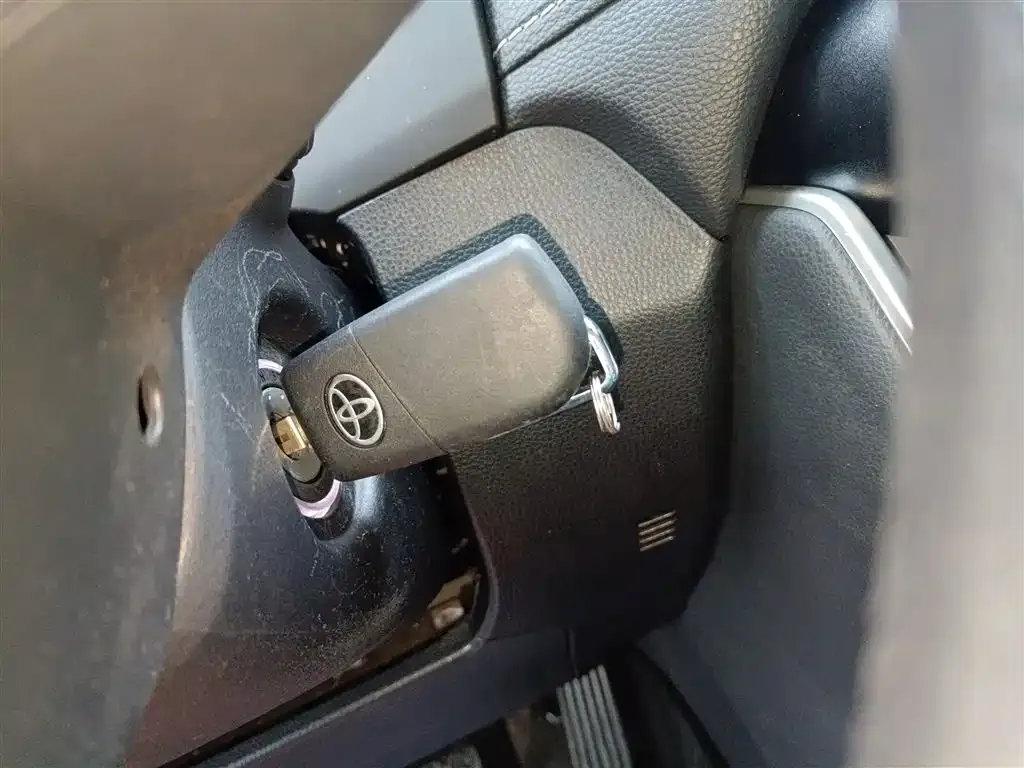 Toyota RAV4 — фото 2