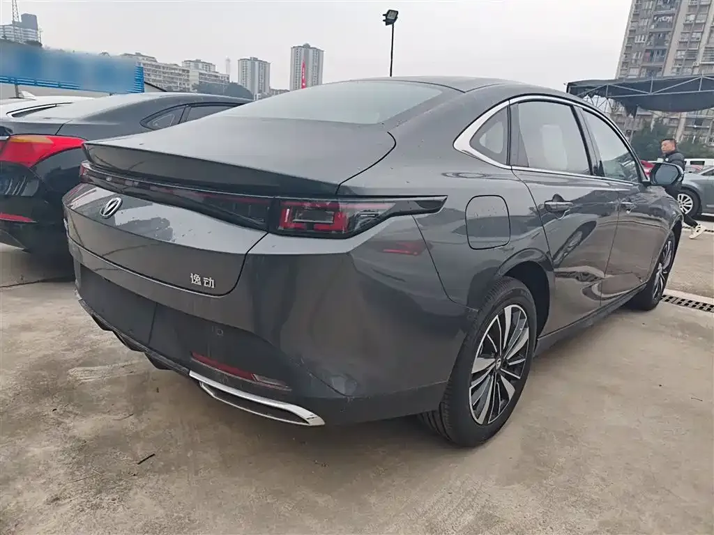 Changan Eado PHEV — фото 3