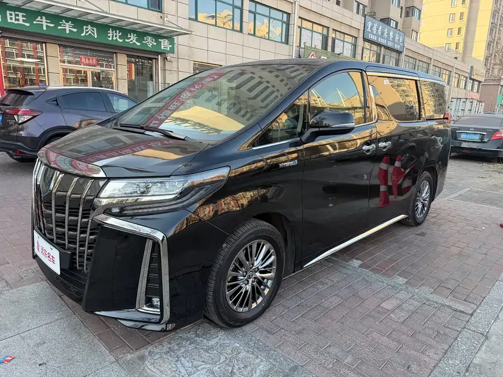 Toyota Alphard — фото 1