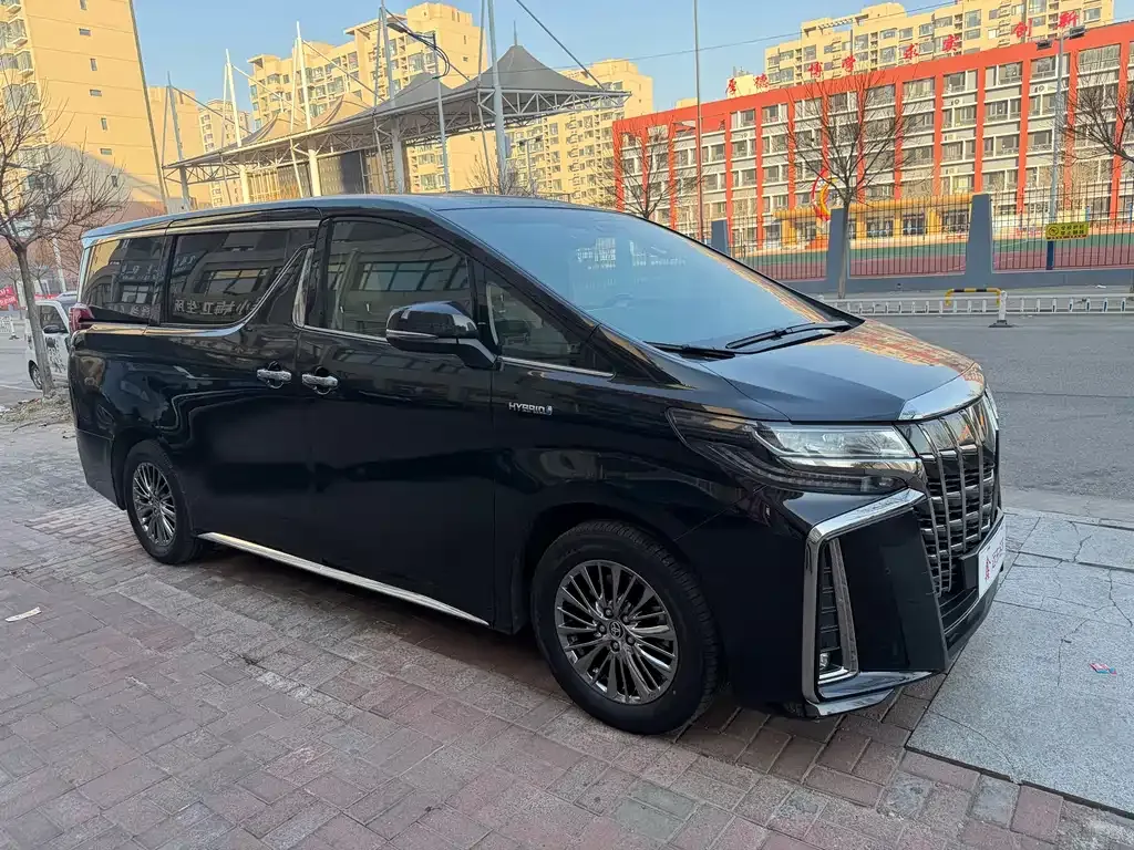 Toyota Alphard — фото 2
