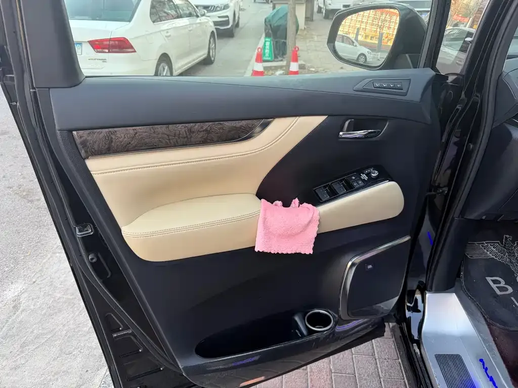 Toyota Alphard — фото 4
