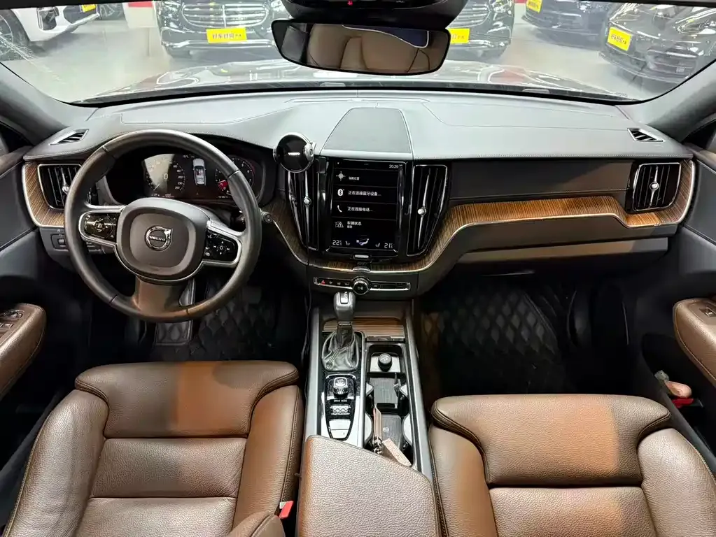 Volvo XC60 — фото 10