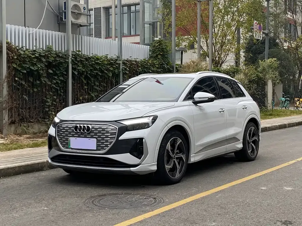 Audi Q4 e-tron — фото 1