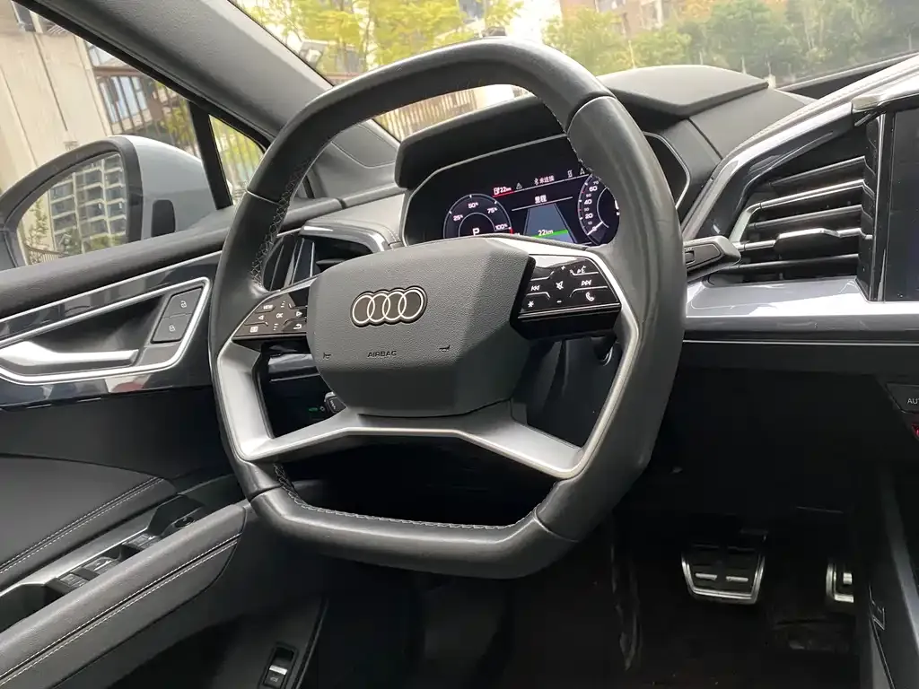 Audi Q4 e-tron — фото 2