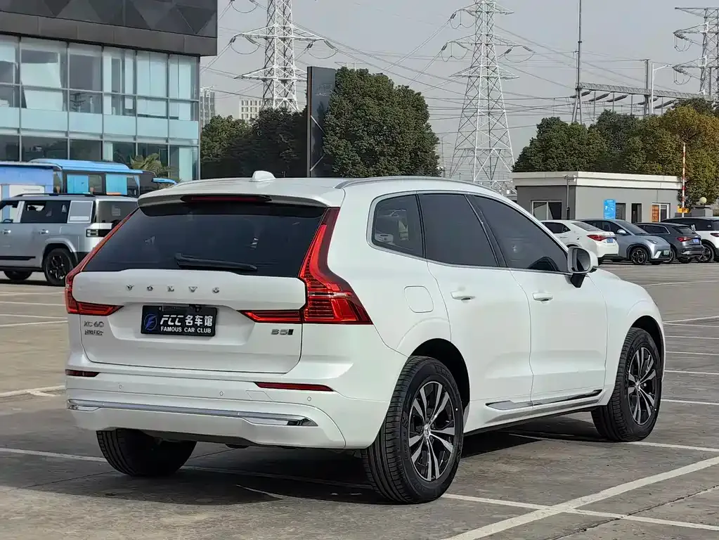 Volvo XC60 — фото 8
