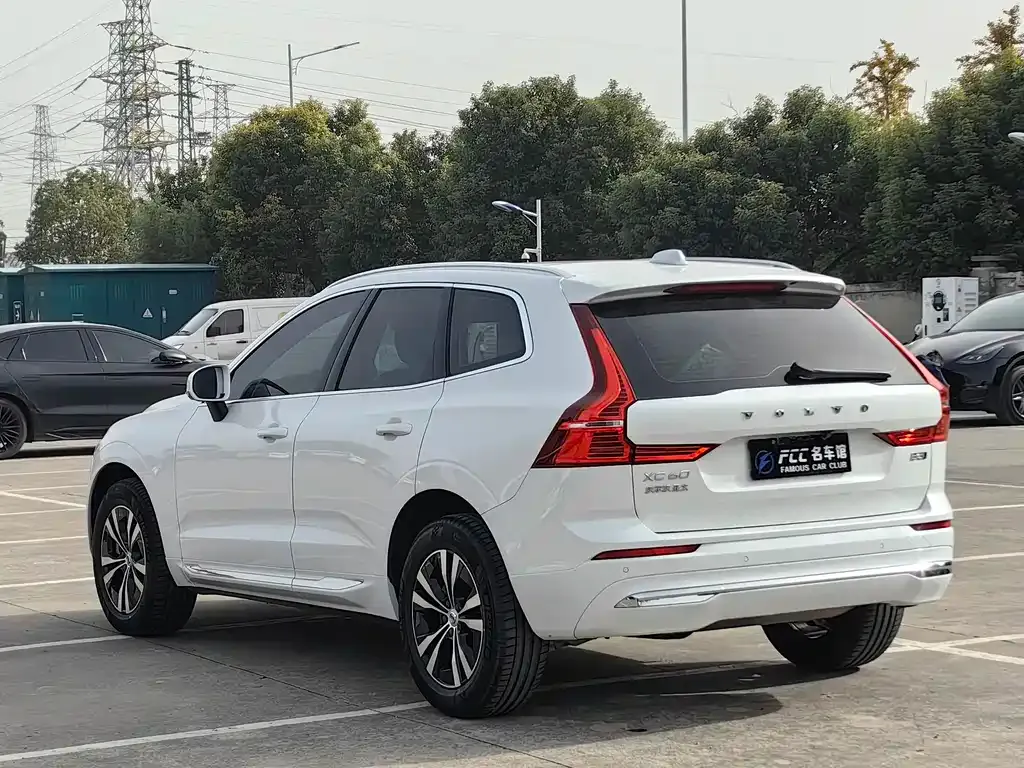 Volvo XC60 — фото 10