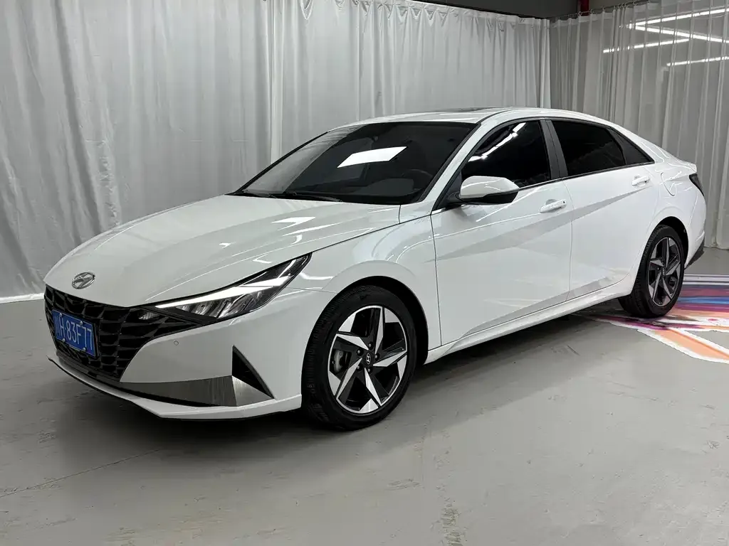 Hyundai Elantra — фото 1