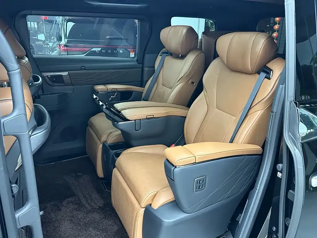 Toyota Vellfire — фото 8