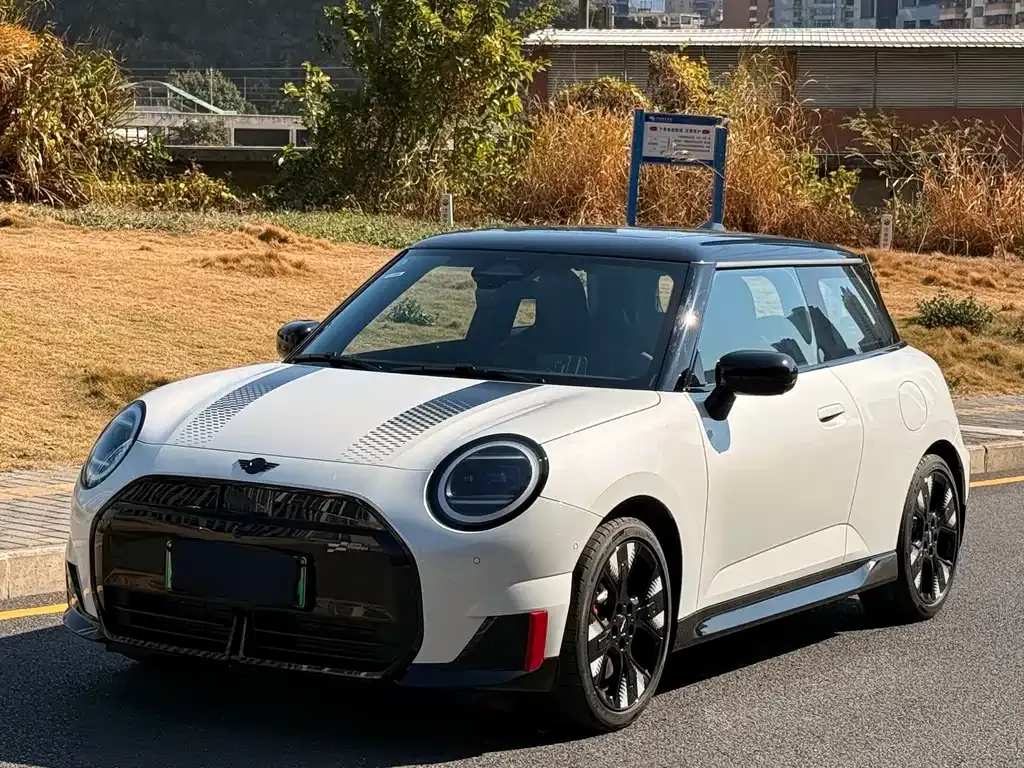 MINI JCW Electric — фото 1