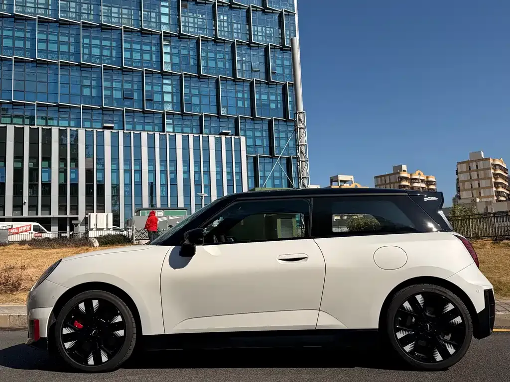 MINI JCW Electric — фото 5