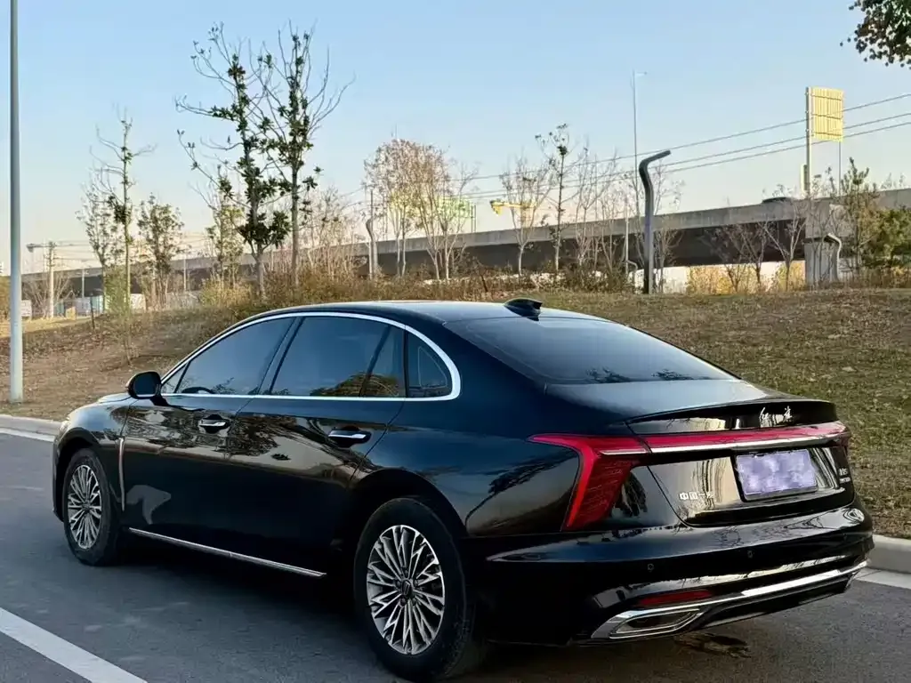 Hongqi H5 — фото 4