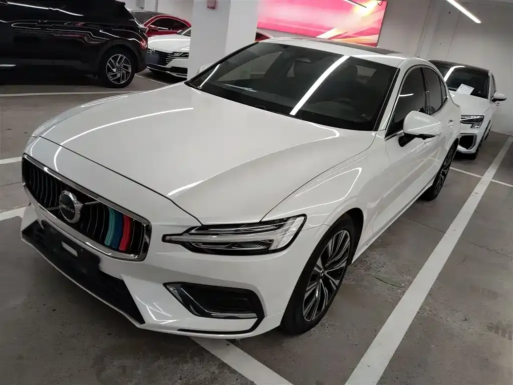 Volvo S60 — фото 1