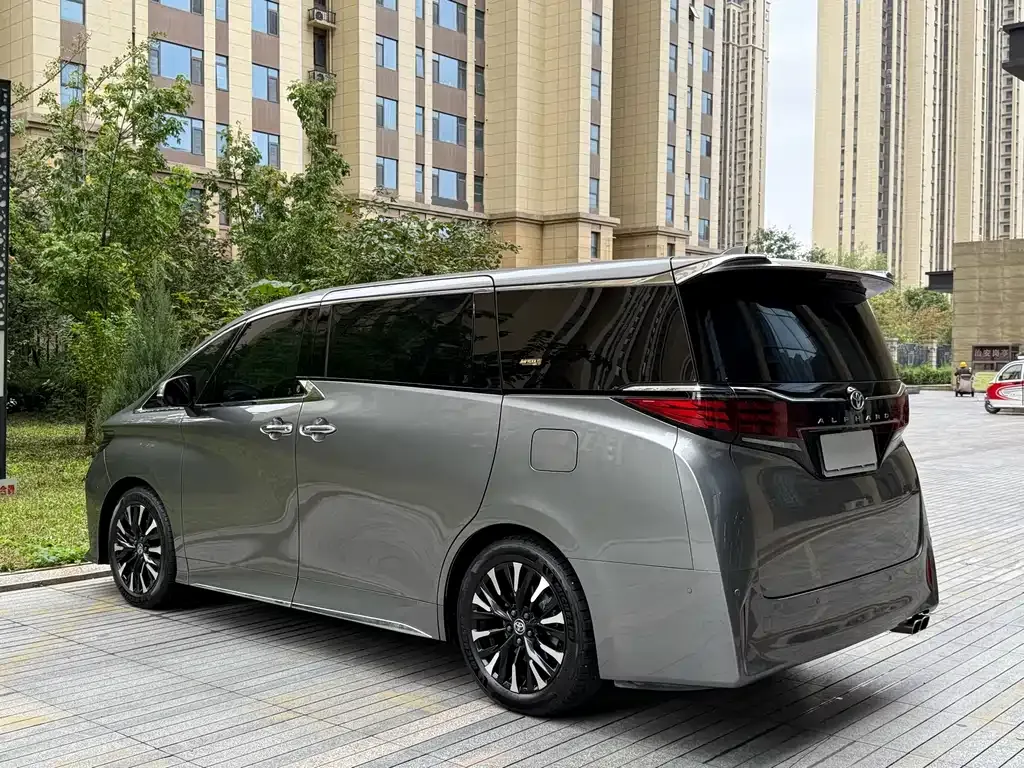 Toyota Alphard — фото 3