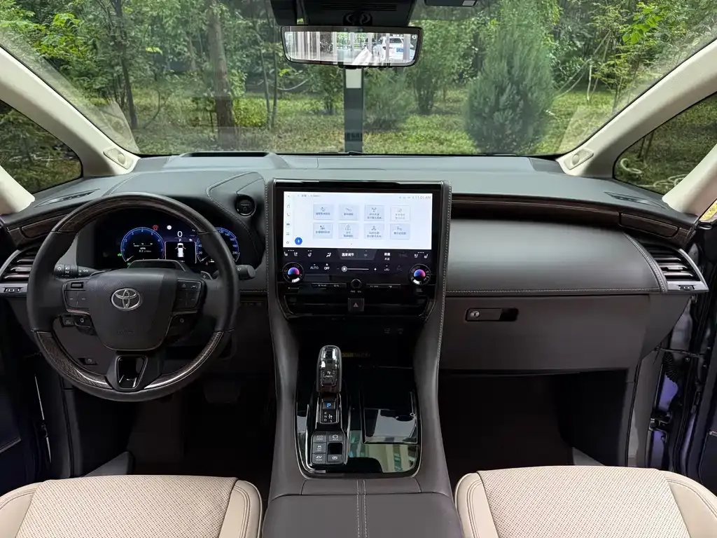 Toyota Alphard — фото 4