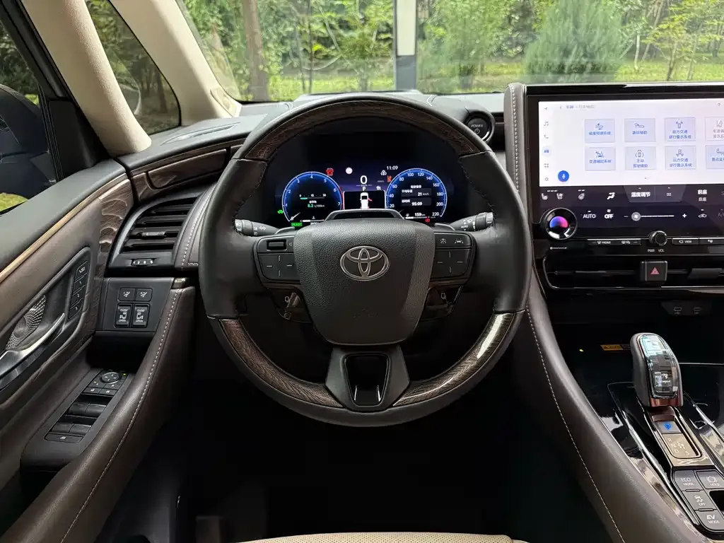 Toyota Alphard — фото 5