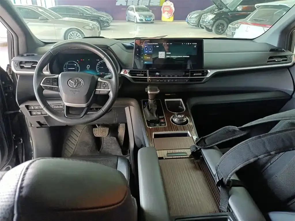 Toyota Granvia — фото 9