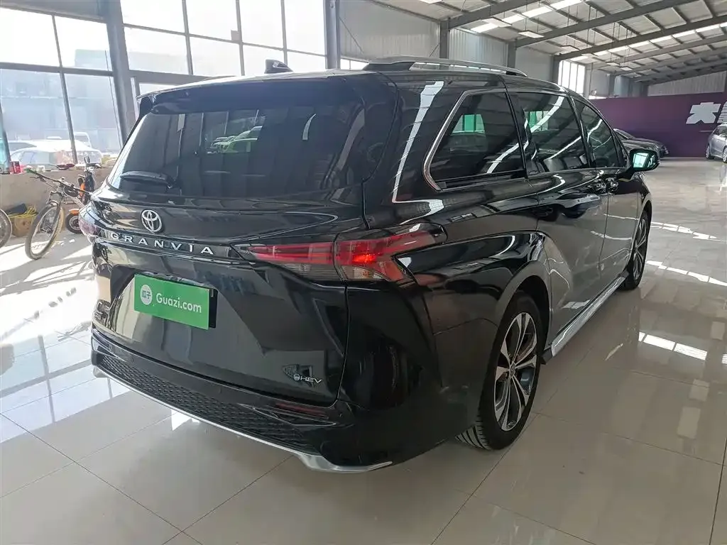 Toyota Granvia — фото 2