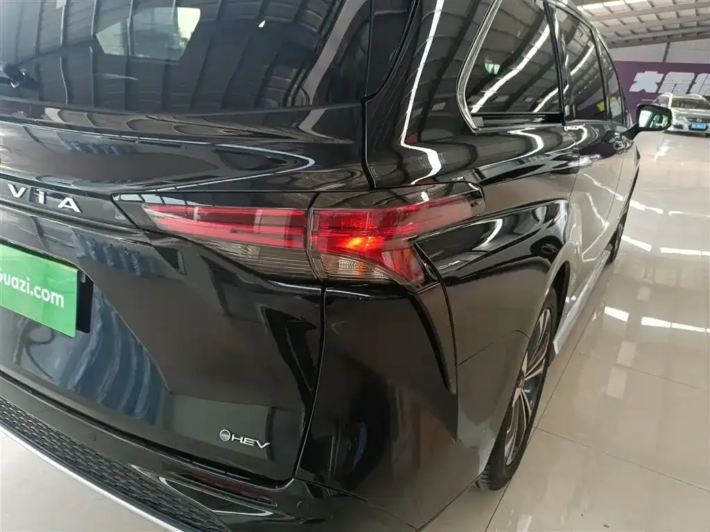 Toyota Granvia — фото 7