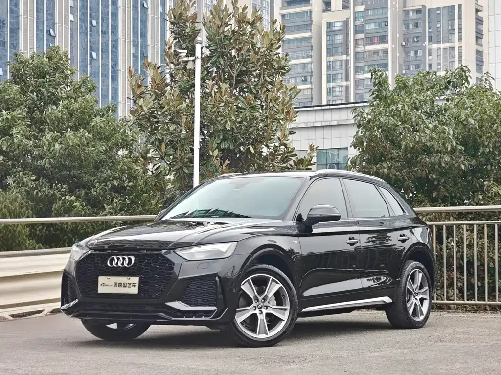 Audi Q5L — фото 1