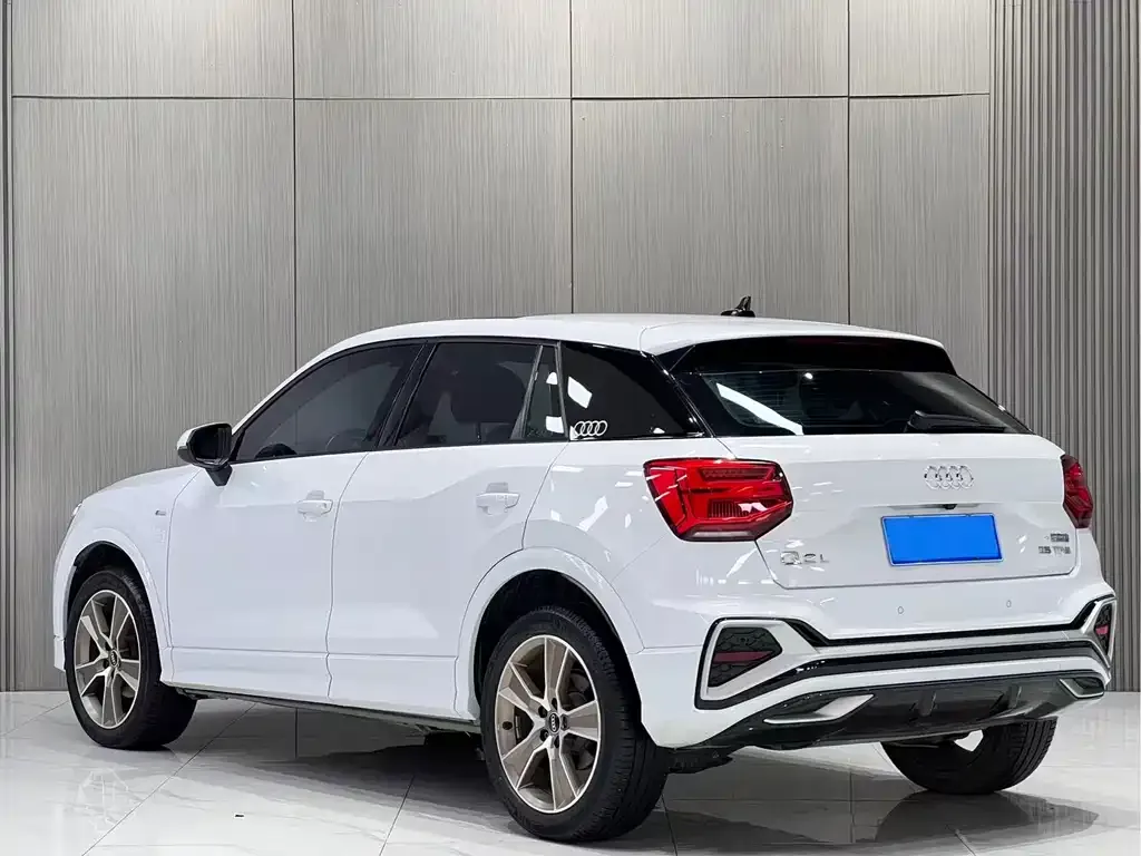 Audi Q2L — фото 10