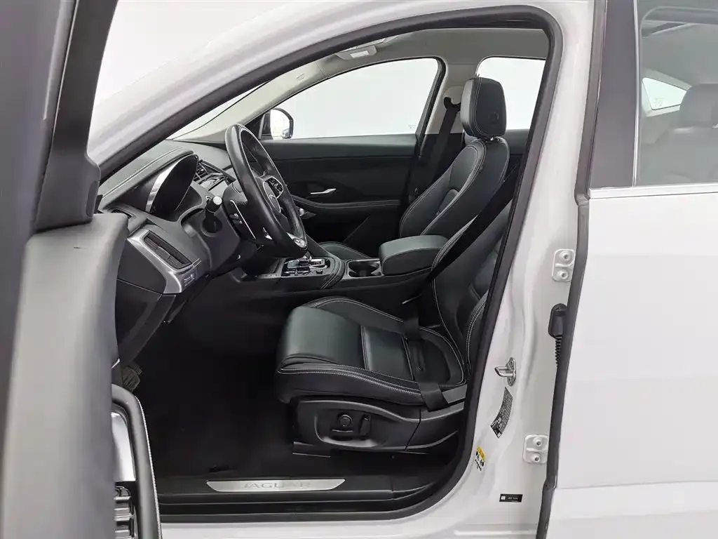 Jaguar E-PACE — фото 10