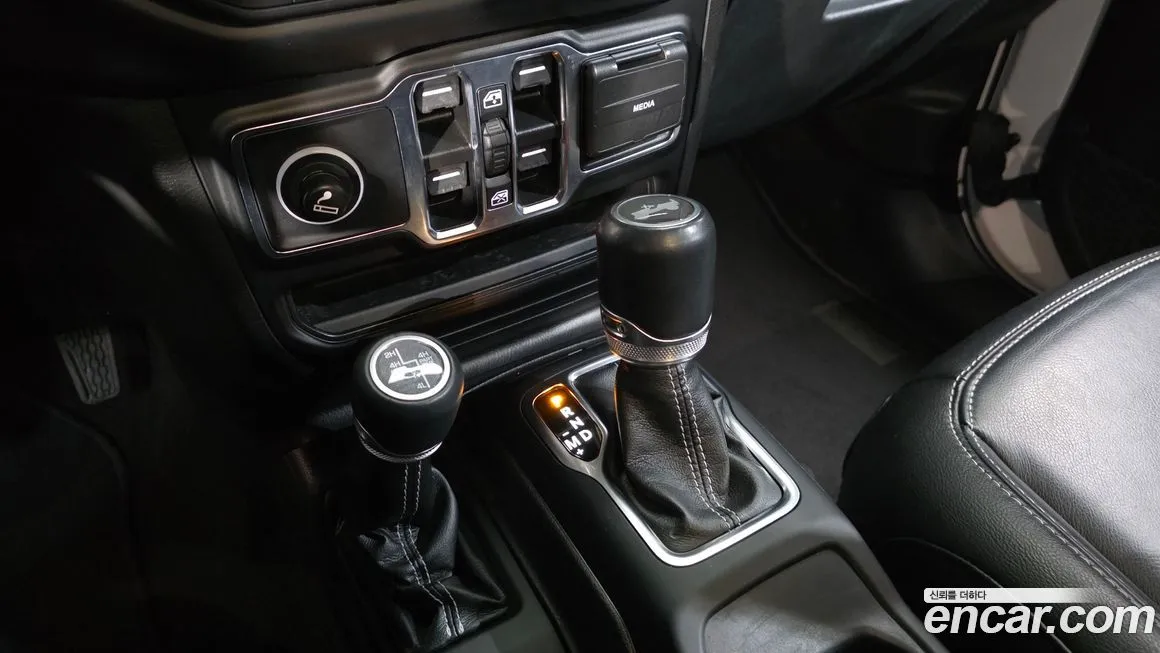 Jeep Wrangler — фото 9
