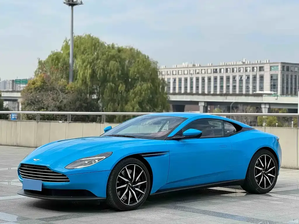 Aston Martin DB11 — фото 1
