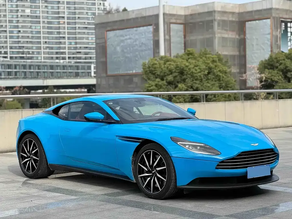 Aston Martin DB11 — фото 6