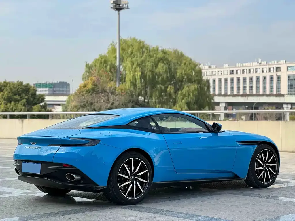 Aston Martin DB11 — фото 9