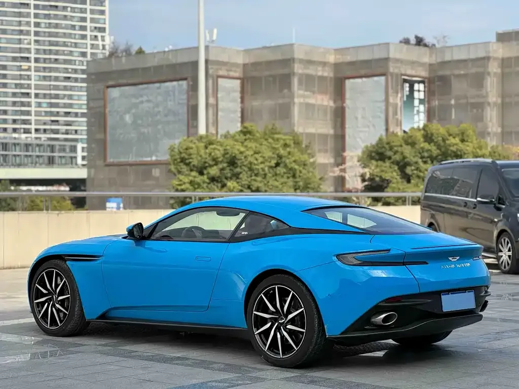 Aston Martin DB11 — фото 4