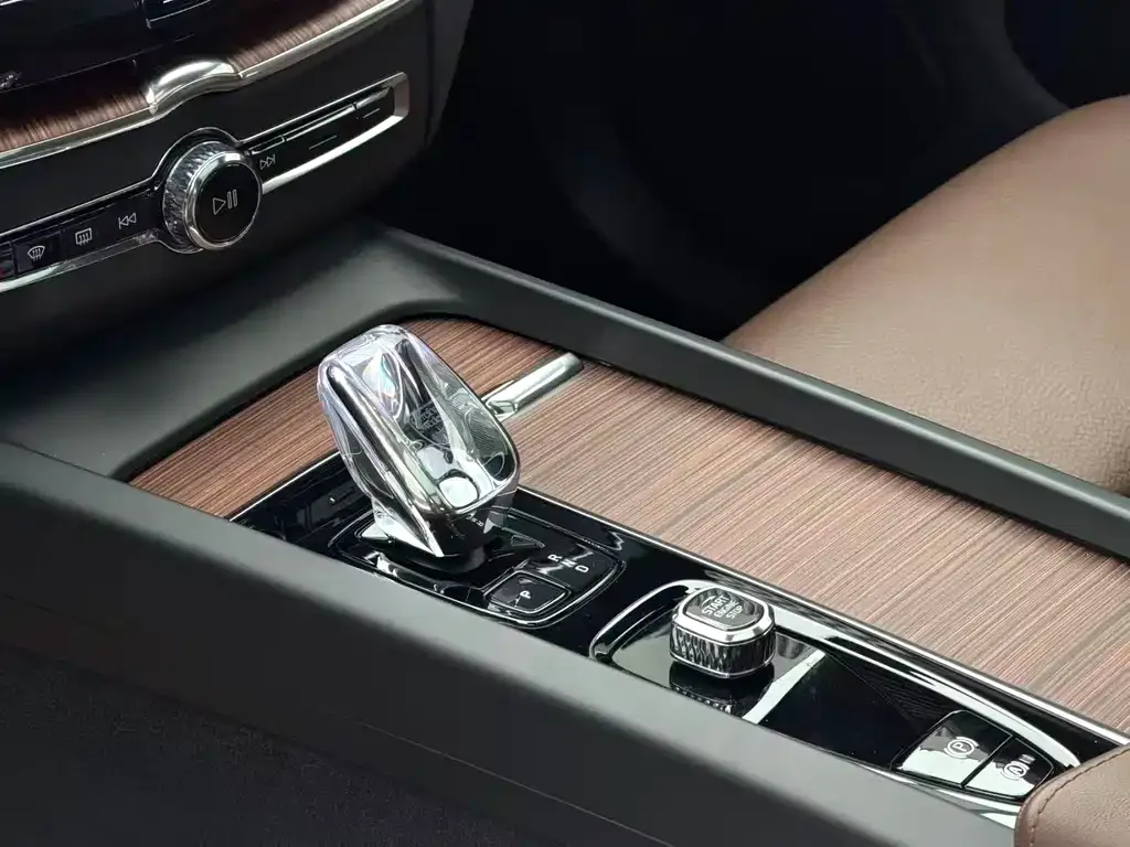 Volvo XC60 — фото 4